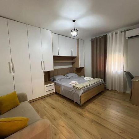Starlight Downtown Apartment Tirana Esterno foto