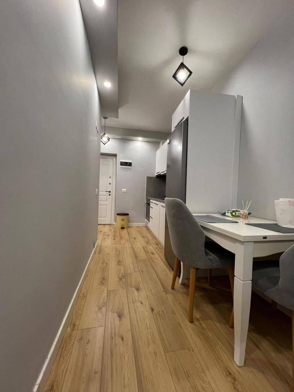 Starlight Downtown Apartment Tirana Esterno foto