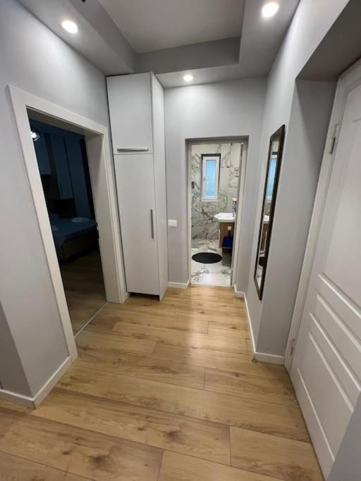 Starlight Downtown Apartment Tirana Esterno foto