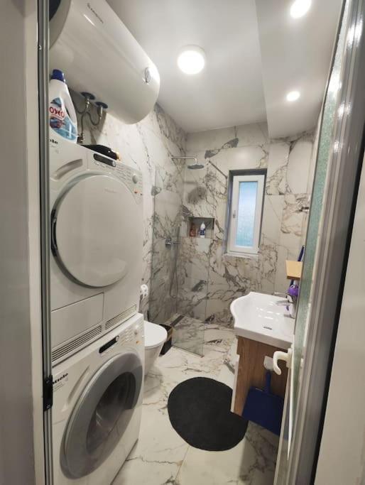 Starlight Downtown Apartment Tirana Esterno foto