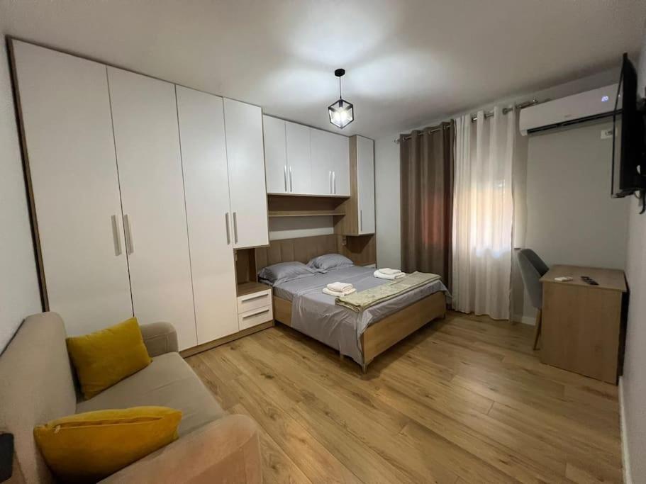 Starlight Downtown Apartment Tirana Esterno foto