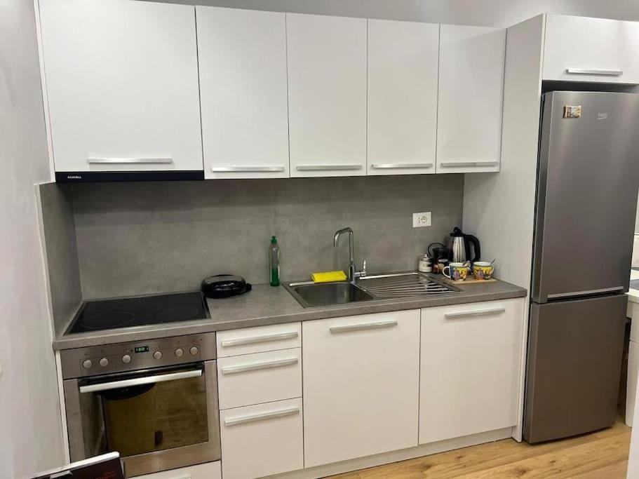 Starlight Downtown Apartment Tirana Esterno foto